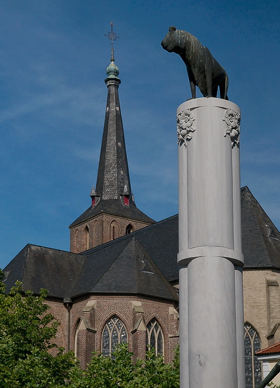 Statue Geldern Straßenmaler D35_9700 als Smart-Objekt-1 Kopie.jpg -  Die St. Maria Magdalena-Kirche
